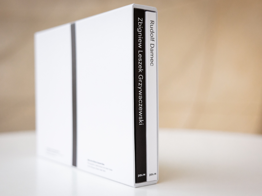 W białym boksie dwa albumy zdjęć - Rudolfa Dameca i Zbigniewa Grzywaczewskiego.