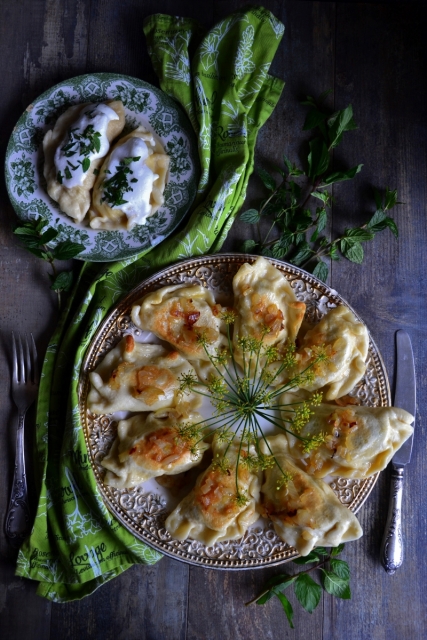 Na dwóch talerzach leżą kreplechy (pierogi) z kaszą jaglaną, tofu i miętą.
