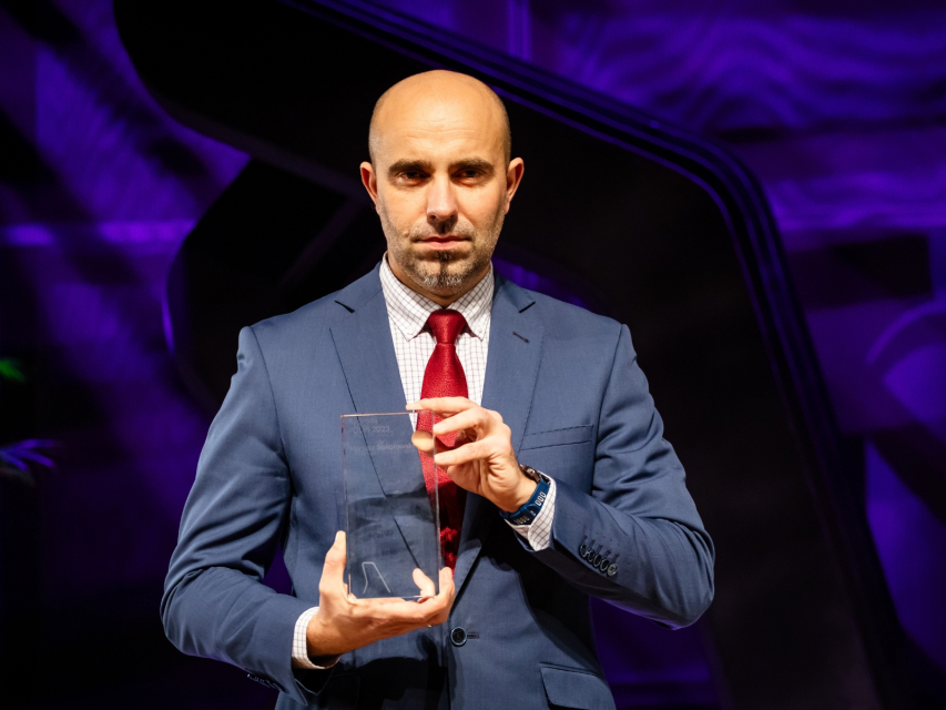 Mariusz Sokołowski trzyma statuetkę za wygraną w konkursie Nagroda POLIN 2023.