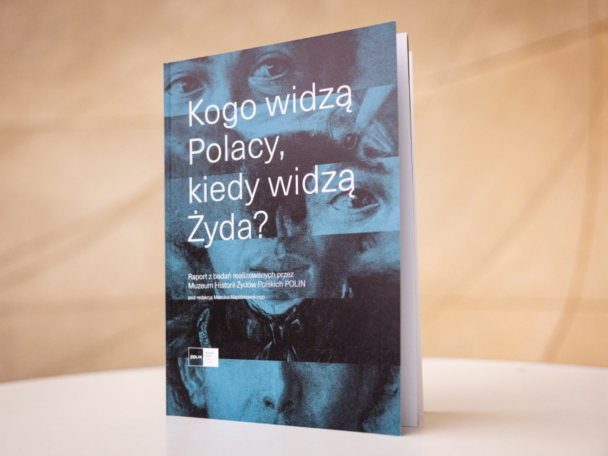 Raport "Kogo widzą Polacy, kiedy widzą Żyda" stoi na tle ściany krzywoliniowej w Muzeum POLIN.