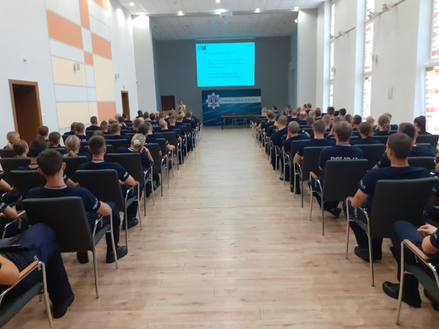 W sali audytoryjnej siedzą policjantki i policjanci podczas szkolenia w ramach projektu BETAAEC.