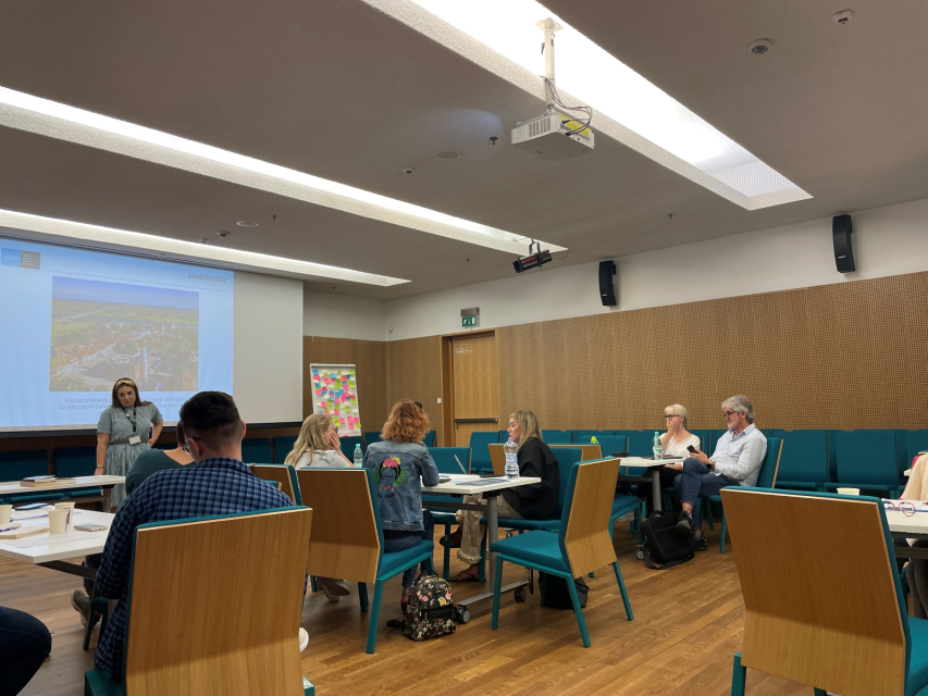 Dziennikarze i dziennikarki siedzą w sali konferencyjnej Muzeum POLIN podczas szkolenia.