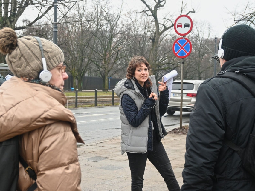 Ludzi słuchają przewodniczki.