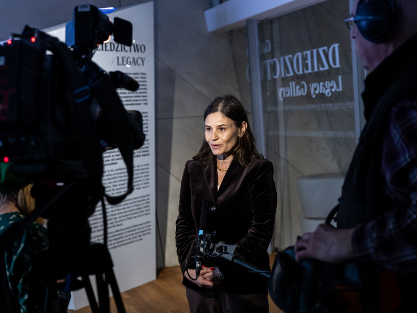 Łucja Koch - zastępczyni dyrektora Muzeum POLIN - udziela wywiadu dziennikarzom.