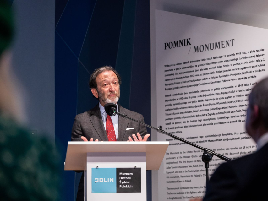 Ambasador Niemiec Viktor Elbling przemawia przy mównicy.