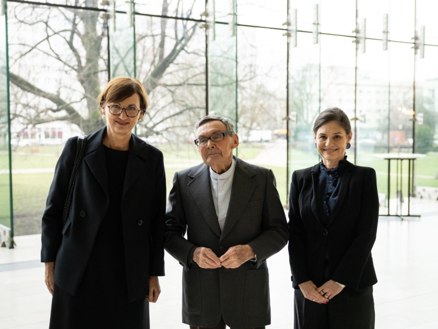 W holu głównym stoją obok siebie od lewej: Bettina Stark-Watzinger, Marian Turski i Łucja Koch.