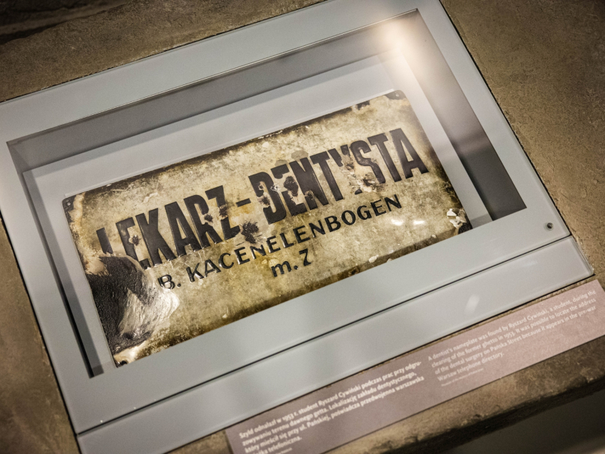 W gablocie szyld z napisem lekarz-dentysta z kolekcji muzealnej.