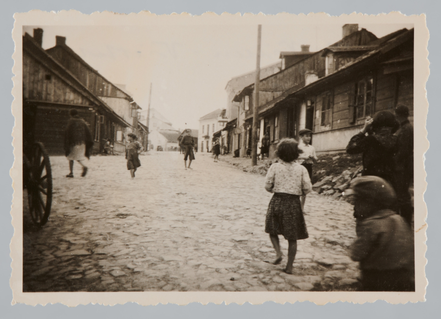 Ulica Żydowska w Opatowie, lata 30. Fotografia czarno-biała, archiwalna.