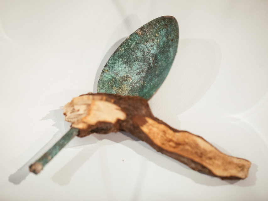 Lekko zardzewiała łyżeczka wykopana podczas prac archeologicznych na Muranowie.