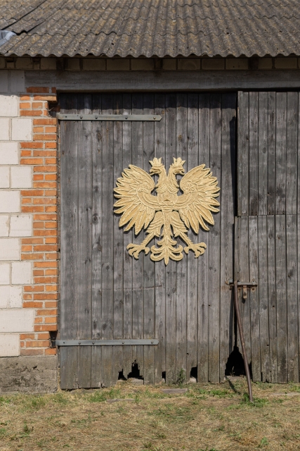 Na drzwiach znajduje się praca Daniela Rycharskiego "Orzeł dwugłowy" wykonana z drewna, ziaren pszenicy i jęczmienia.