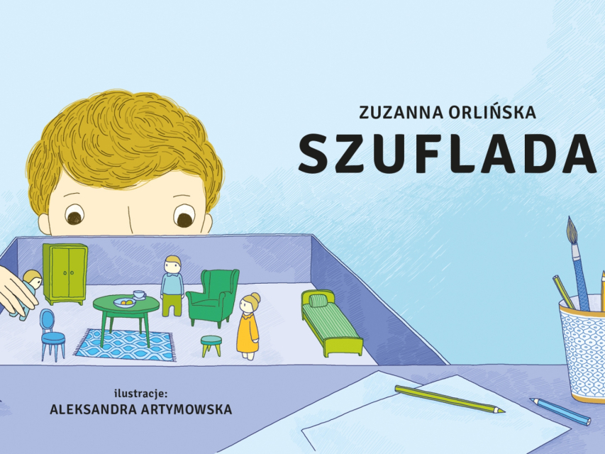 Okładka opowiadania "Szuflada" - chłopiec bawi się zabawkowymi mebelkami w szufladzie.