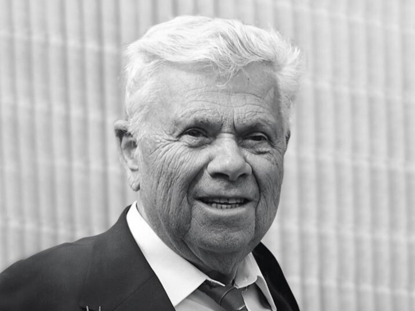 Richard Parasol przed budynkiem Muzeum POLIN.