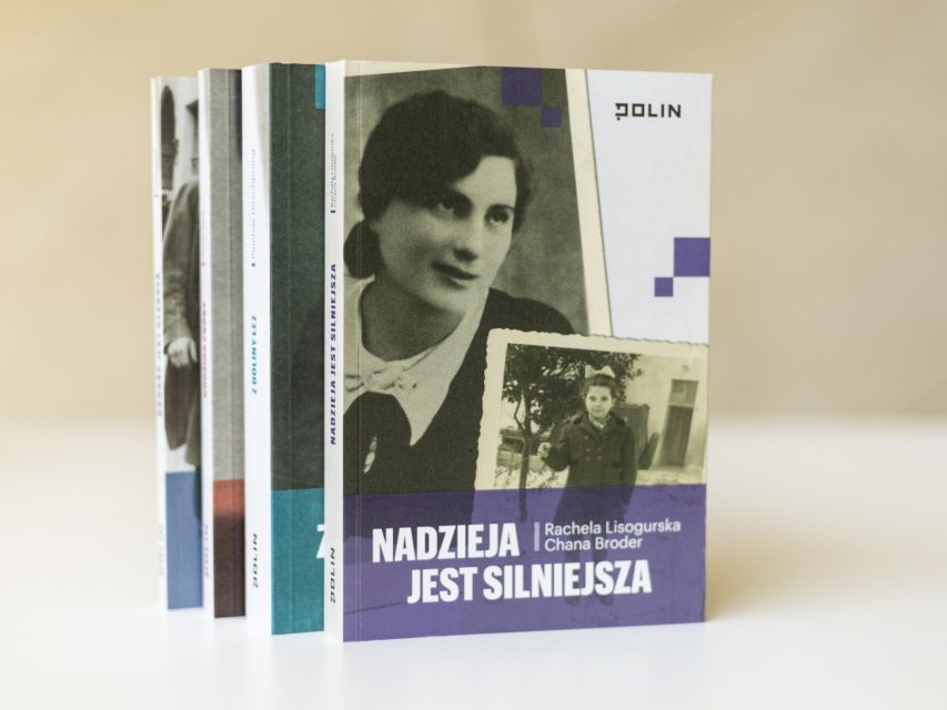 Ustawione obok siebie książki z serii Azrieli. Z przodu stoi publikacja "Nadzieja jest silniejsza".