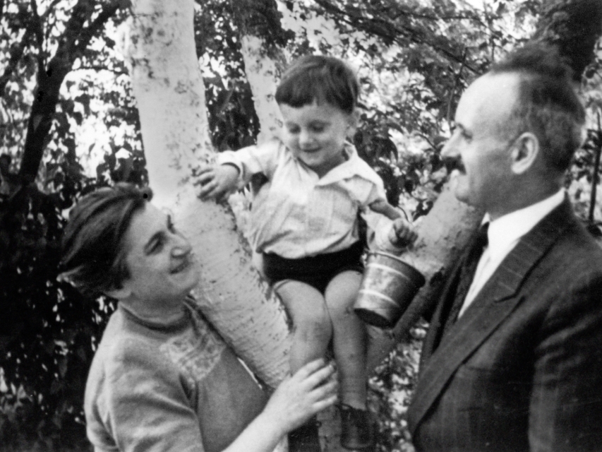 Barbara i Adolf Abraham Bermanowie z synem Emanuelem.