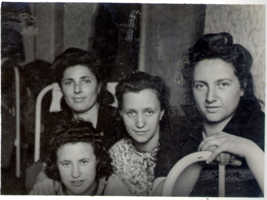 Chasia Bornstein-Bielicka (w środku) w otoczeniu trzech koleżanek.