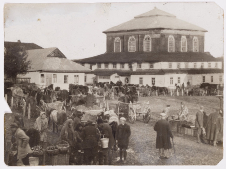 Horochów. W dzień targowy, na rogu rynku w pobliżu synagogi kupcy sprzedają owoce z koszy.