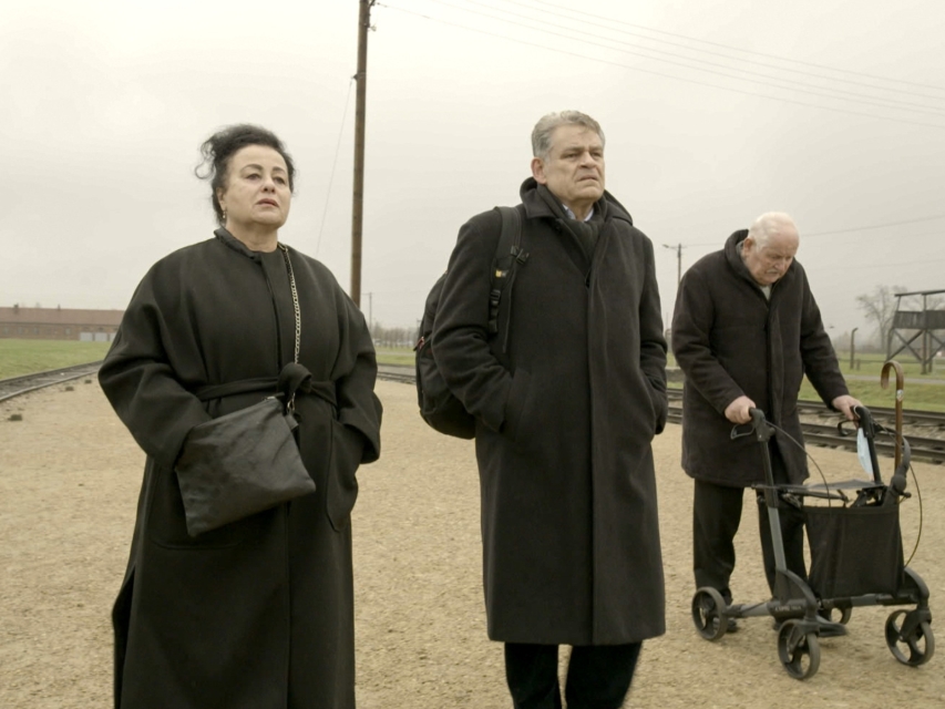 Kadr z filmu "Cień komendanta". Obóz Auschwitz-Birkenau, od lewej: AYA LASKER-WALLFISCH, KAI HÖSS i HANS JURGEN HÖSS.