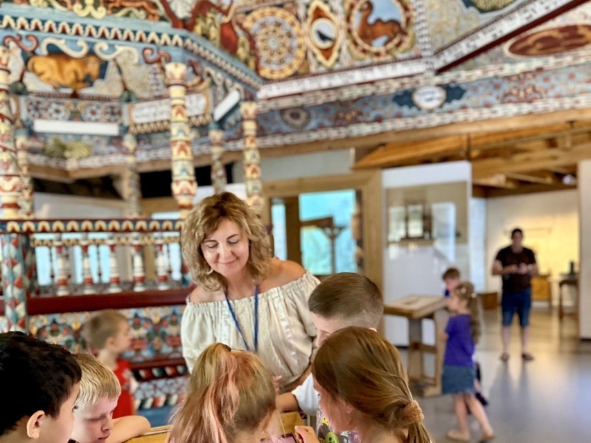 Dzieci z przewodniczka na wystawie stałej muzeum 