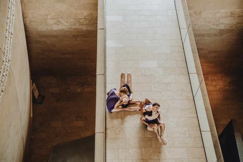 Czwórka tancerzy, w dwóch parach, upozowana na mostku w holu głównym Muzeum POLIN