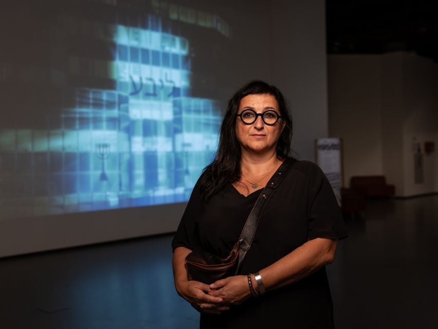 Gabi von Seltmann na tle projekcji Wielkiej Synagogi.