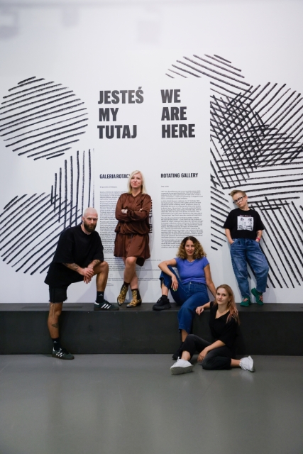 Julie Weitz z ekipą przed performansem w Galerii Rotacyjnej.