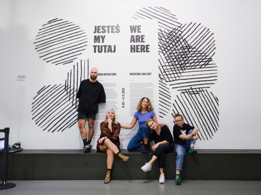 Na tle napisu jesteśmy tutaj, we are here: Julie Weitz, Magdalena Przybysz, Magda Niedzielska, Michał Przybyła, Katarzyna Żeglicka.