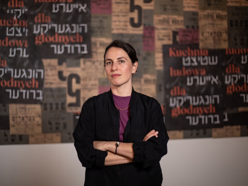 Zofia Janina Borysiewicz na tle swojej pracy "Reprint".