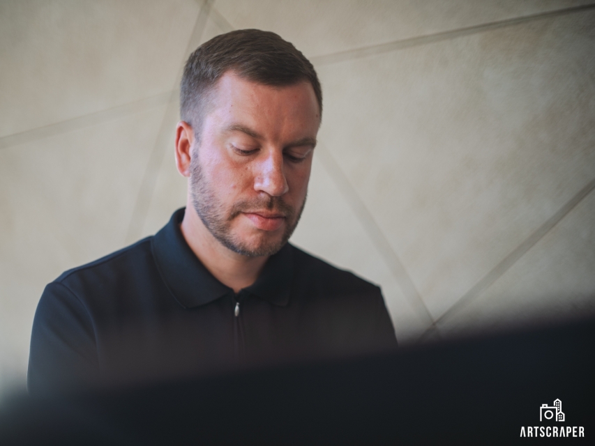 Jakub Stefek gra na fortepianie.