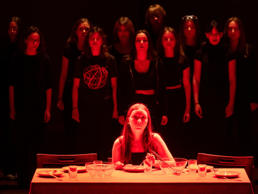 Aktorki i aktorzy Teatru Forum podczas spektaklu.