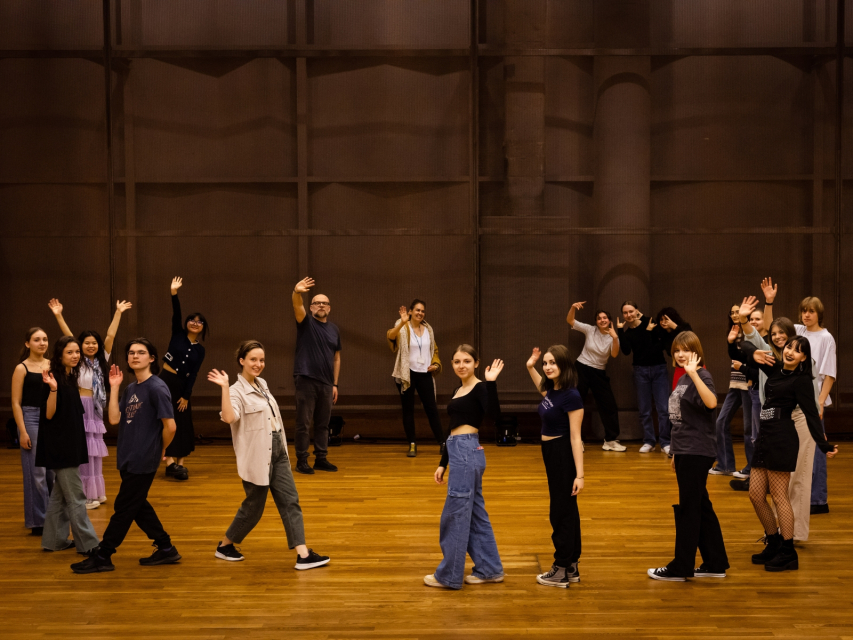 Uczestniczki i uczestnicy projektu Teatru Forum stoją na scenie w Audytorium Muzeum POLIN.