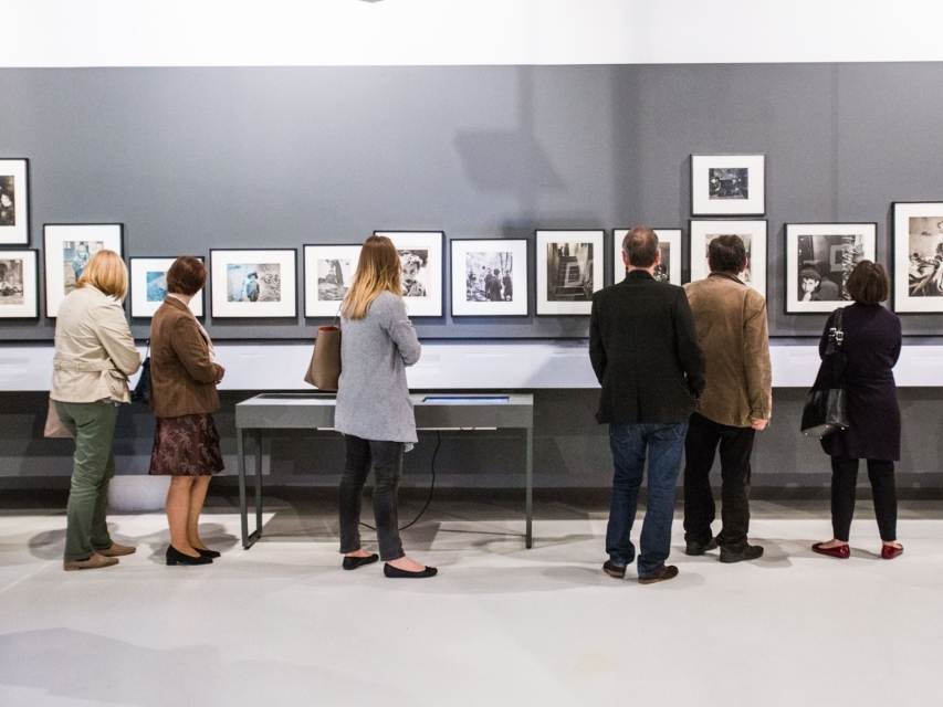 Grupa zwiedzających na wystawie "Roman Vishniac: Fotografia, 1920–1975".