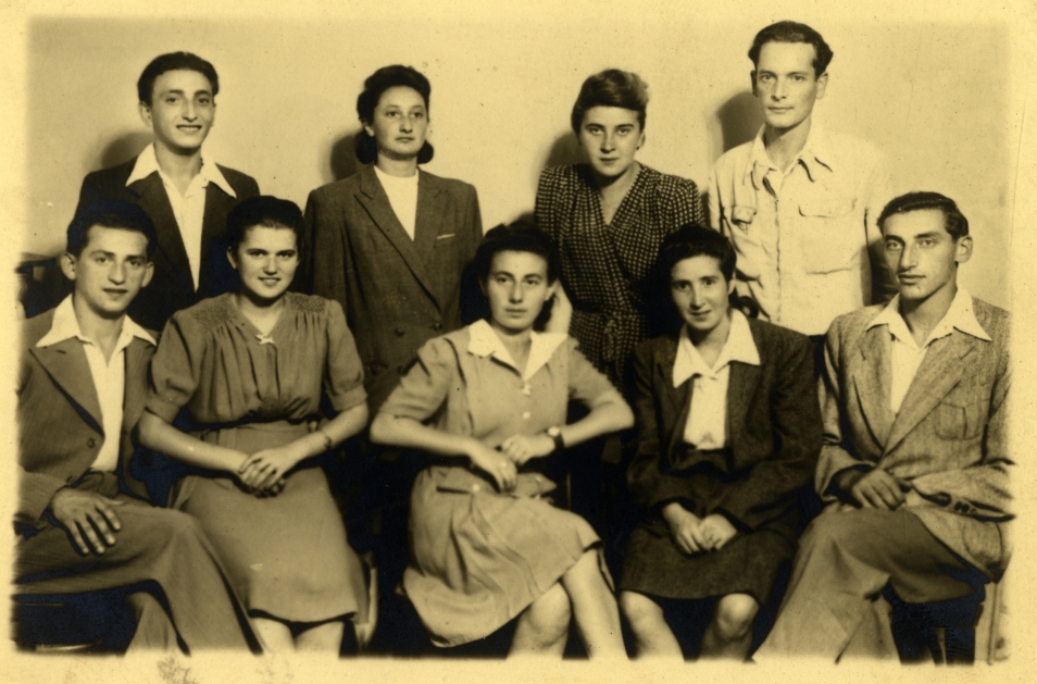 Dziewięcioro bojowników i bojowniczek ŻOB, wśród nich Irena Gelblum (druga z prawej, stoi). Pozostali: Oskar Hendler, Chaim Frimer, Masza Bagner-Fischer, Pnina Grynszpan-Frymer, Masza Glajtman - Putermilch, Jakub Putermilch, Aharon Chmielnicki-Carmi.