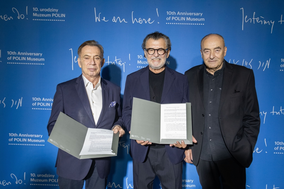 Gregory Jankilevitsch w środku, z lewej Piotr Wiślicki przewodniczący SŻIH, z prawej Zygmunt Stępiński dyrektor Muzeum POLIN,  z umową na dofinansowanie działań Muzeum POLIN