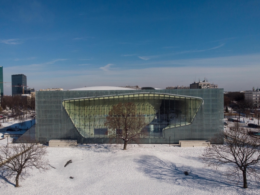 Budynek Muzeum POLIN w zimowej aurze. Wokół śnieg.