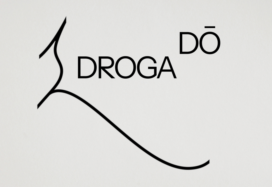 Na szarym tle czarny napis DROGA DŌ.