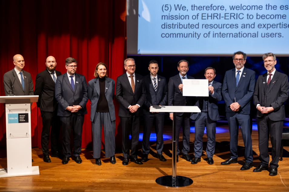 Na scenie w Audytorium Muzeum POLIN stoją przedstawiciele krajów założycielskich stałej Europejskiej Infrastruktury Badawczej ds. Badań nad Zagładą.
