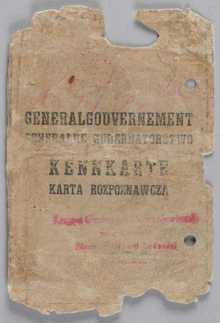 Fałszywa kenkarta (karta rozpoznawcza) Natalii Zajczyk - stary, zniszczony dokument o nierównych rogach.