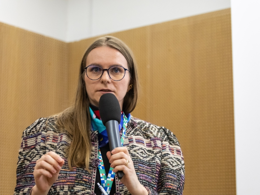 Przy mikrofonie Joanna Król-Komła - kierowniczka Działu Upowszechniania Zbiorów Cyfrowych Muzeum POLIN.