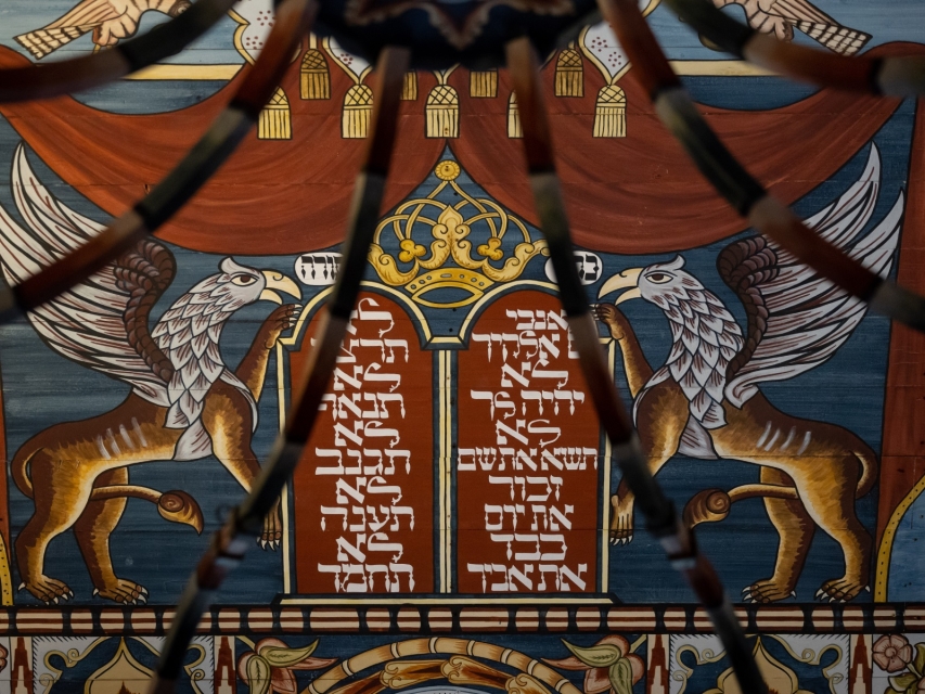 Rysunek na sklepieniu rekonstrukcji synagogi z Gwoźdźca - gryfy stoją przy tablicy z dekalogiem.
