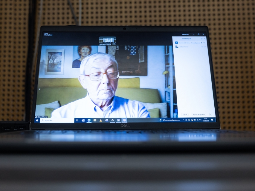 Na ekranie laptopa jeden z twórców czasopisma "Plotkies" uczestniczący w spotkaniu online.