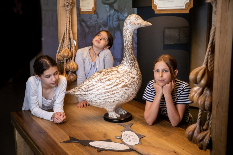 Dzieci na warsztatach edukacyjnych na wystawie stałej w Muzeum POLIN