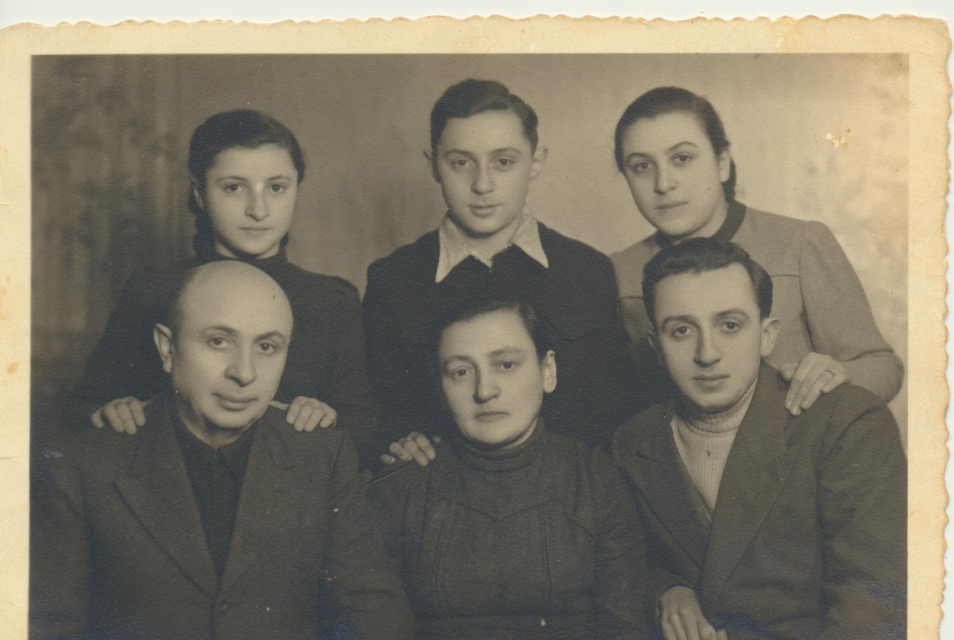 Archiwalna fotografia rodziny Finkelsztejnów: od lewej siedzą Izrael, Chaja i Menachem, stoją Chana, Szlomo i Jaffa.
