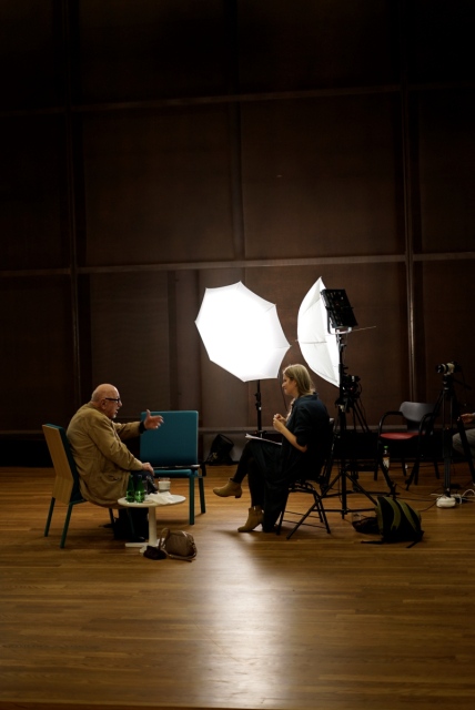 Jerzy Hoffman and Joanna Król-Komła are sitting opposite each other and talking.