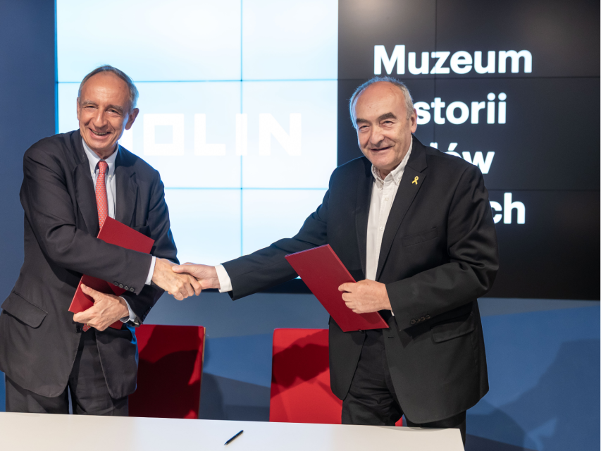 Zygmunt Stępiński i Władysław Teofil Bartoszewski ściskają sobie dłonie.