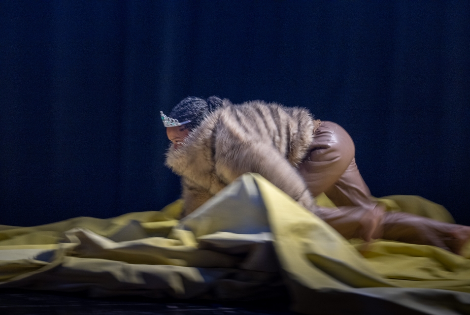 Snapshot from the performance - decorative graphics (2)