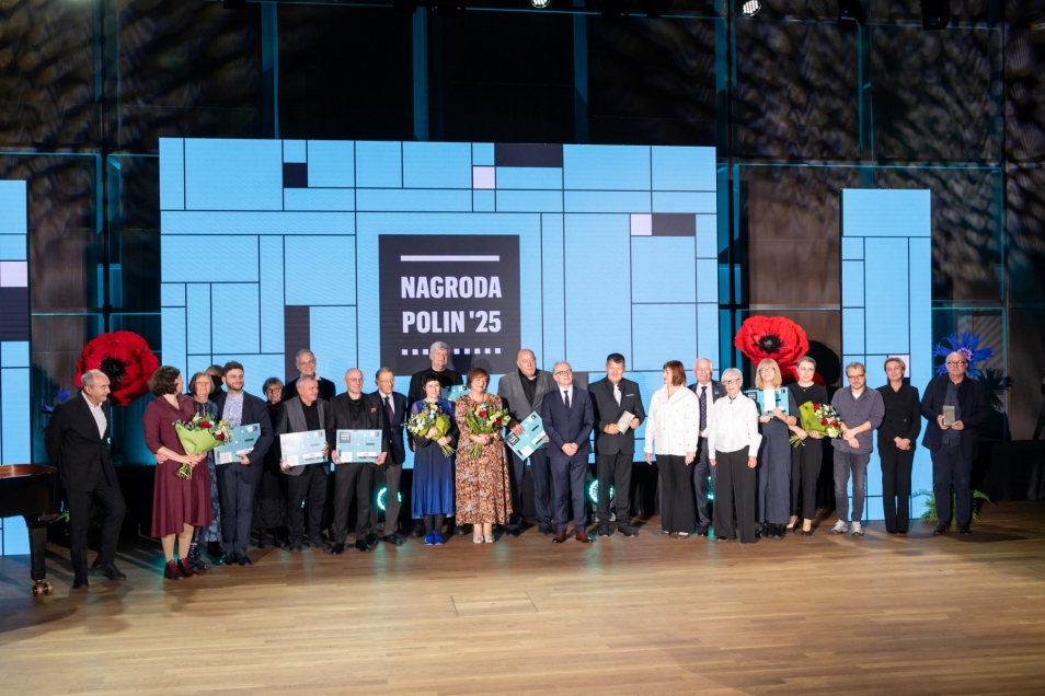 Laureat i finaliści Nagrody POLIN 2025 stoją na scenie w audytorium.