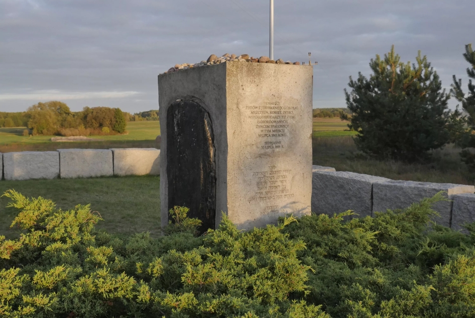 "Pomnik upamiętniający ofiary mordu w Jedwabnem" fot. Piotr Ostrowski/ Muzeum POLIN