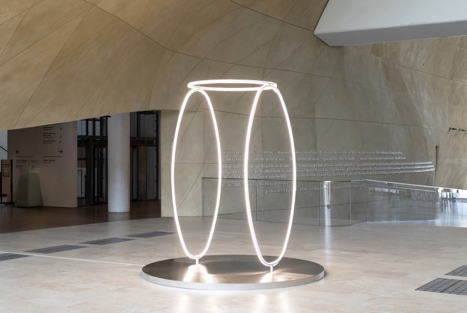 The light installation ‘Echo’ stands in the main hall of POLIN Museum.