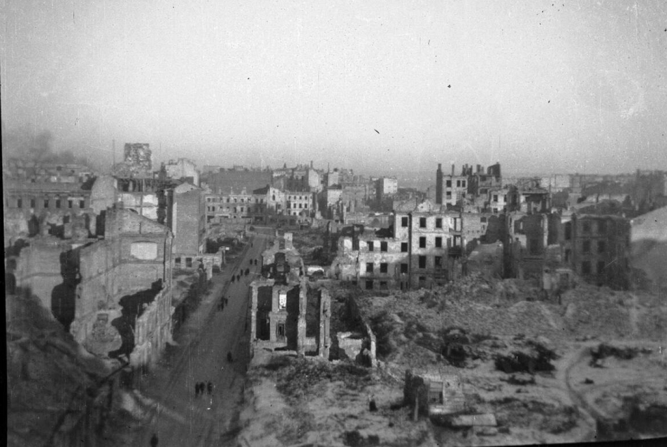 Negatyw z serii fotografii budowy pomnika powstańców getta warszawskiego z 1946. Zniszczone budynki na Muranowie.