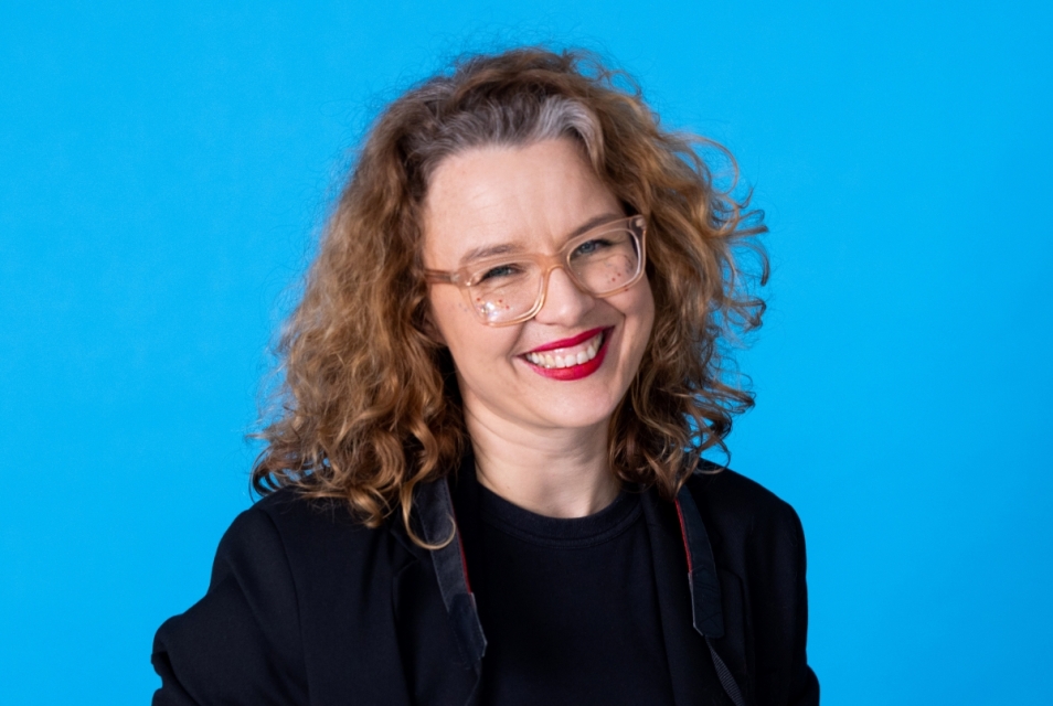 Alicja Szulc trzyma aparat w dłoniach.
